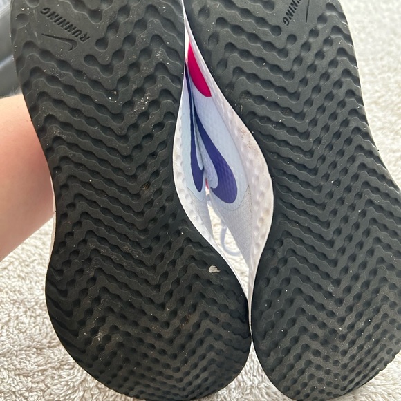 Nike running shoes size 7 girl's size and women's 8.5 - Picture 6 of 6